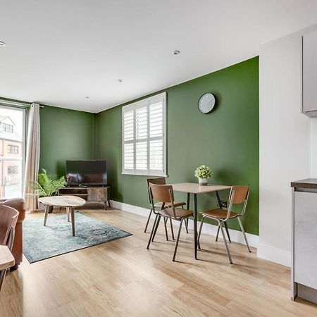 Executive 2 Bedroom Apt City Centre Free Pkg , Wifi By Tent Serviced Apartments Staines-upon-Thames Exterior foto