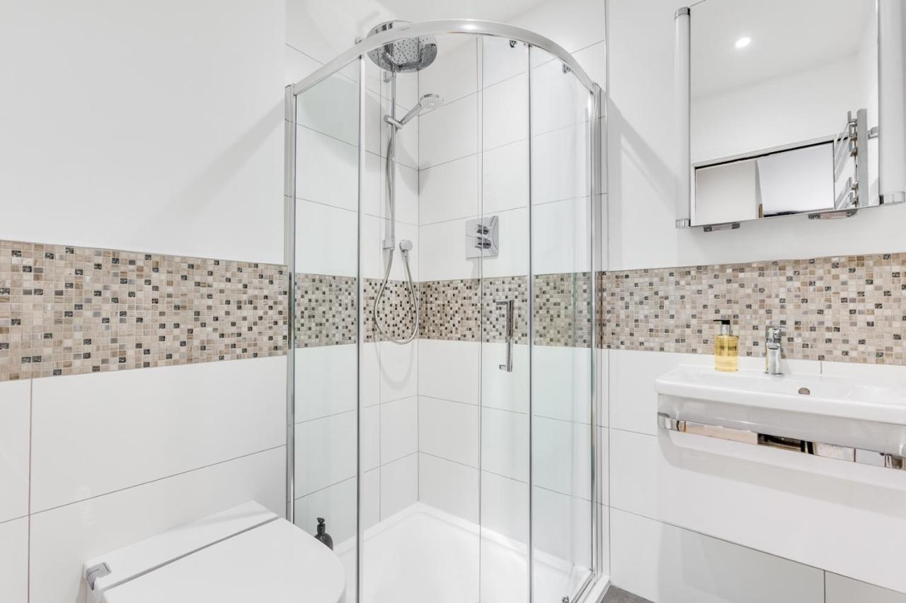 Executive 2 Bedroom Apt City Centre Free Pkg , Wifi By Tent Serviced Apartments Staines-upon-Thames Exterior foto